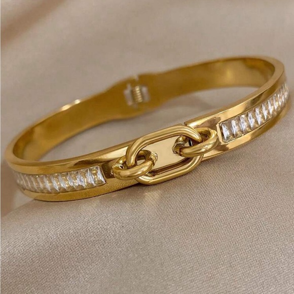 Jewelry - Gold tone buckle bangle!!!